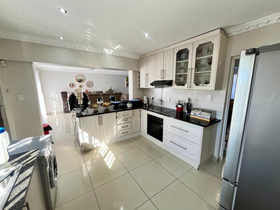 To Let 4 Bedroom Property for Rent in Beacon Bay Eastern Cape